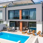 Luxury Etera With Heated Pool Villa *