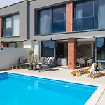 Luxury Etera With Heated Pool Villa